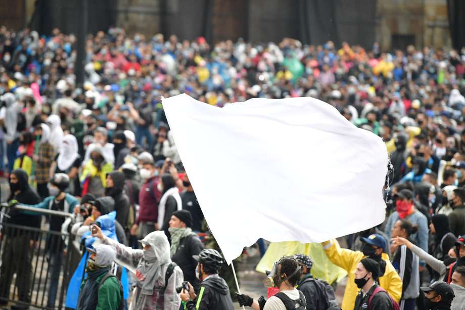 Manifestaciones, protestas y disturbios durante una jornada del paro nacional en el centro de Bogotá.