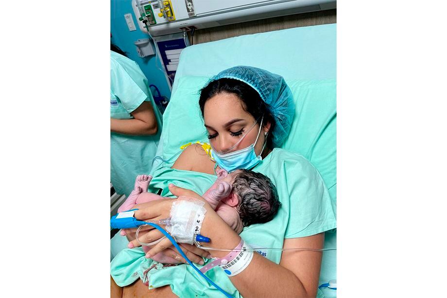 Andrea Valdiri con su hija Adhara recién nacida.
