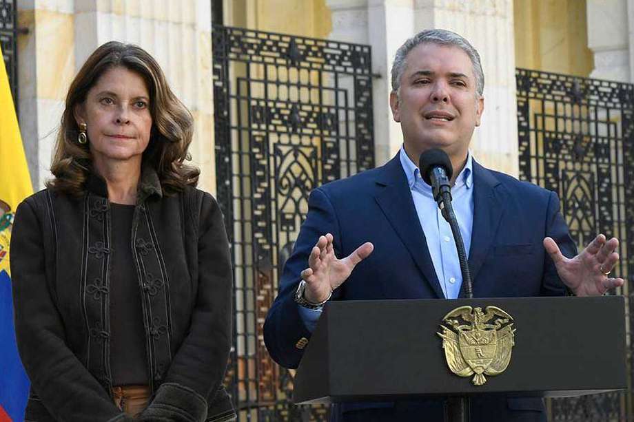 El presidente Iván Duque (derecha) y su vicepresidenta, Marta Lucía Ramírez (izquierda). La confianza de su gobierno está 20 puntos por debajo del promedio global, señala el estudio. 