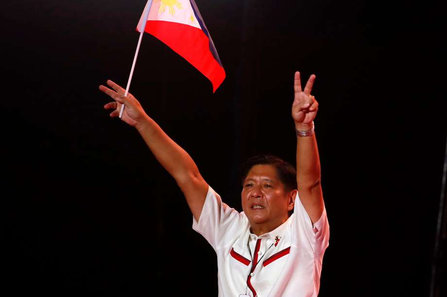 Ferdinand “Bongbong” Marcos, hijo del fallecido dictador Ferdinand Marcos, es el favorito para convertirse en el próximo presidente de Filipinas, pues, según las últimas encuestas, Marcos cuenta con el 56 % del apoyo de los electores. 
