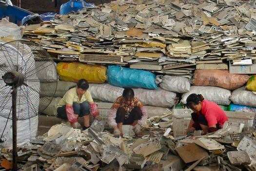 Mujeres separan los desechos en las fábricas de Guangzhou.  / Baselactionnetwork.org