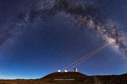Los láseres de los dos telescopios Keck (Hawaii), propagándose en dirección al centro galáctico.
 / Ethan Tweedie