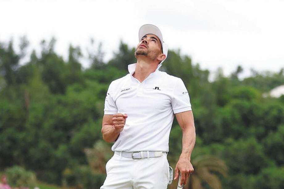 Camilo Villegas celebra mirando al cielo de Bermudas su quinto título en el circuito más grande del golf. / PGA Tour