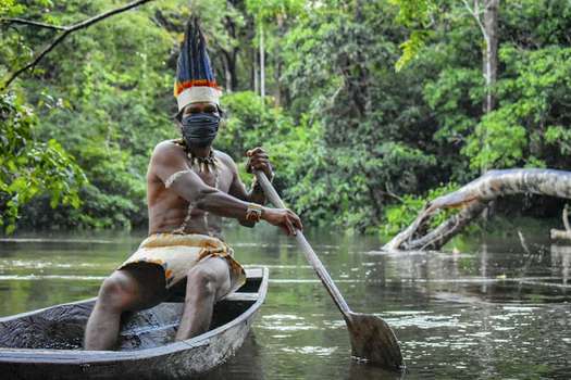 Un indígena huitoto colombiano navega en una balsa por el río Takana en Leticia, departamento de Amazonas, 