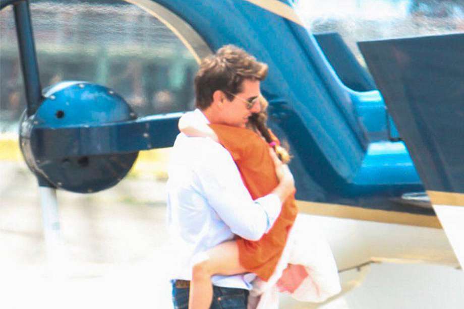 Tom Cruise carga a su hija Suri. / Bang Showbiz
