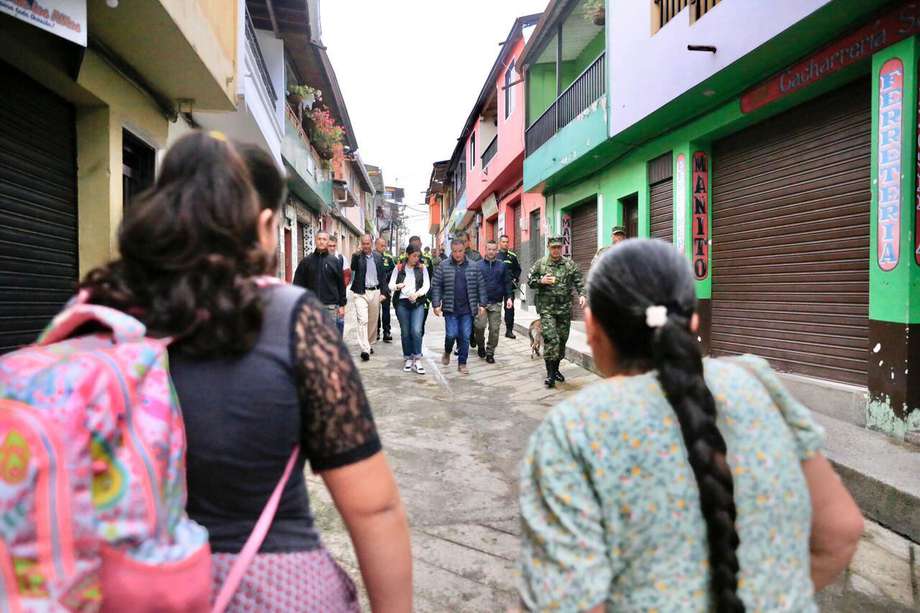 En un acto simbólico, el gobernador Aníbal Gaviria participó en la reapertura del comercio en Nariño, Antioquia.