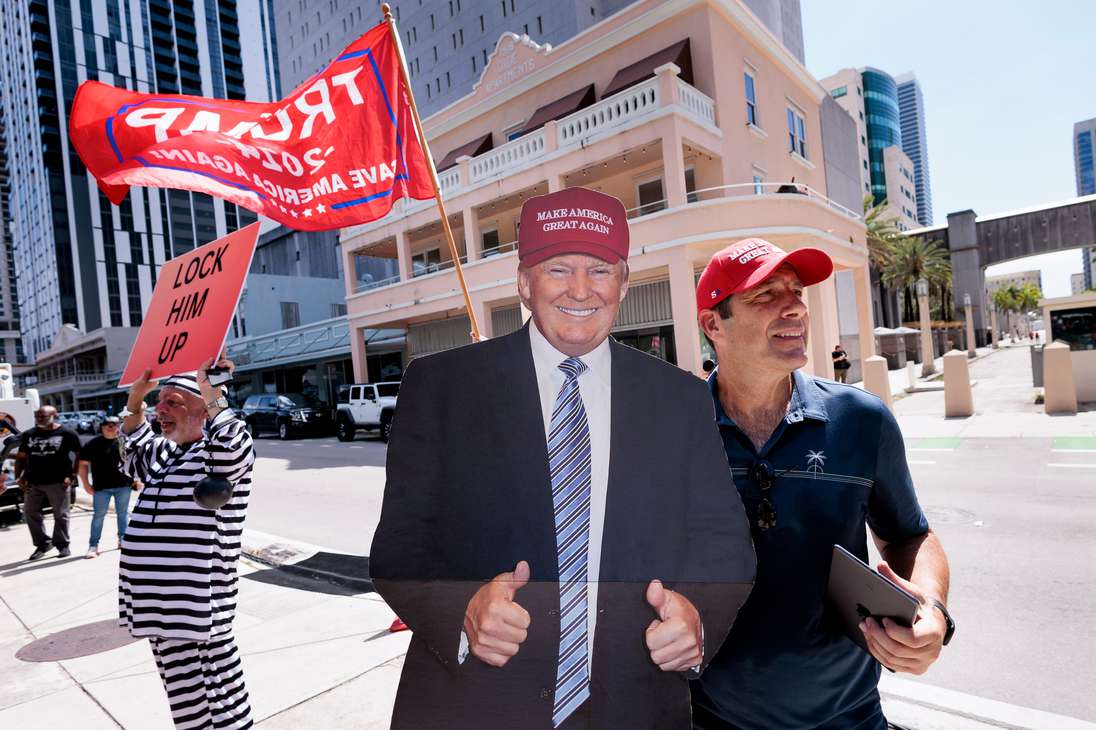 Miami (United States), 13/06/2023.- A Trump supporter outside of the Wilkie D. Ferguson United States Courthouse where former President Donald Trump is scheduled to surrender today to federal authorities in Miami, Florida, USA, 13 June 2023. Trump is facing multiple federal charges stemming from an US Justice Department investigation led by Special Counsel Jack Smith related to Trump'Äôs alleged mishandling of classified national security documents. (Estados Unidos) EFE/EPA/JUSTIN LANE
