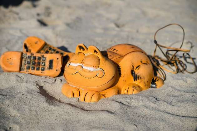 Se resuelve el misterio de los teléfonos Garfield que aparecían en playas francesas