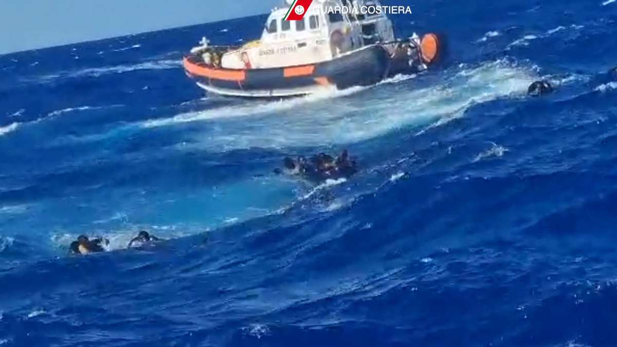 Più di 40 migranti muoiono dopo un naufragio al largo delle coste italiane, nel Mediterraneo |  Le notizie di oggi