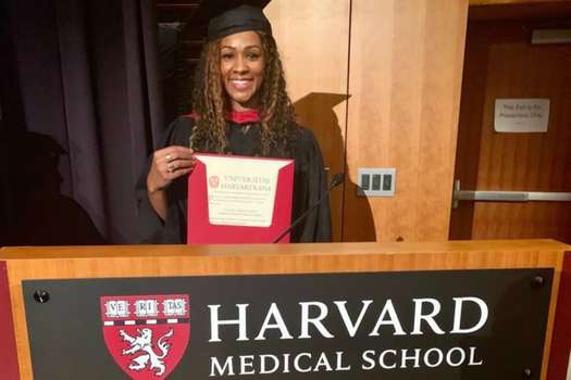 La doctora Gloria Prado Pino en su ceremonia de grado de Maestría en la Universidad de Harvard.  / Cortesía 