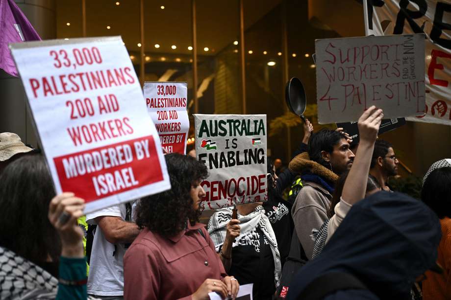 Un grupo de personas asiste a una manifestación propalestina en protesta por la muerte de cooperantes y civiles en Sydney, Australia, el 04 de abril de 2024.