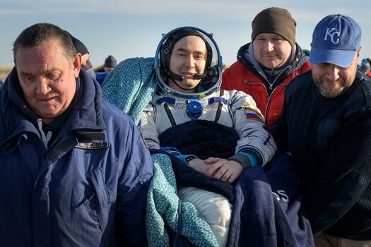 El astronauta Mark Vande Hei (de la Nasa) en el aterrizaje de hoy en   Kazajstán.