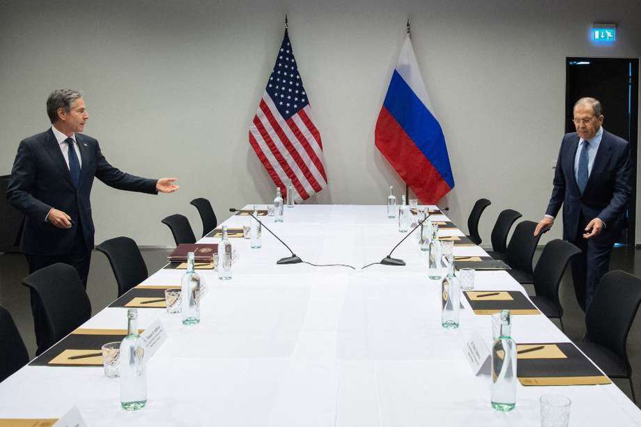 El secretario de Estado de EE. UU., Antony Blinken y su homólogo ruso, Serguéi Lavrov en Reikiavik.