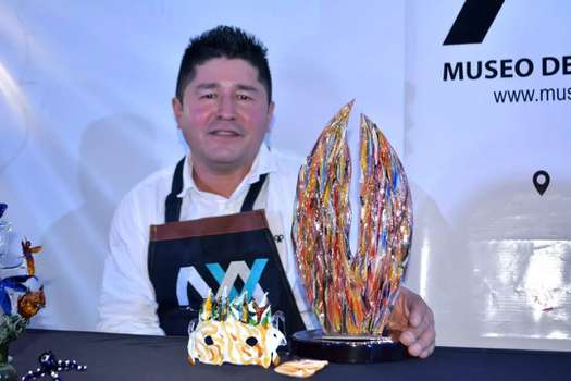 Conde recibió un trofeo que lo reconoce como ganador y que es a su vez una obra de arte realizada en vidrio por el maestro Daniel Castillo, artista nacional, reconocido mundialmente por su trabajo.