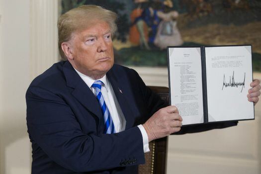 El presidente de Estados Unidos, Donald J. Trump, sostiene un memorándum presidencial de seguridad nacional sobre el acuerdo de Irán en el que anunció el retiro del acuerdo nuclear con ese país. / EFE