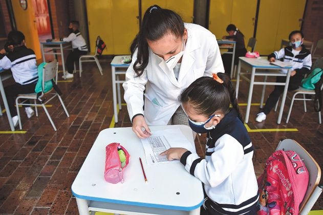 En Colombia más de 26 mil estudiantes pasaron de colegios privados a públicos en la pandemia