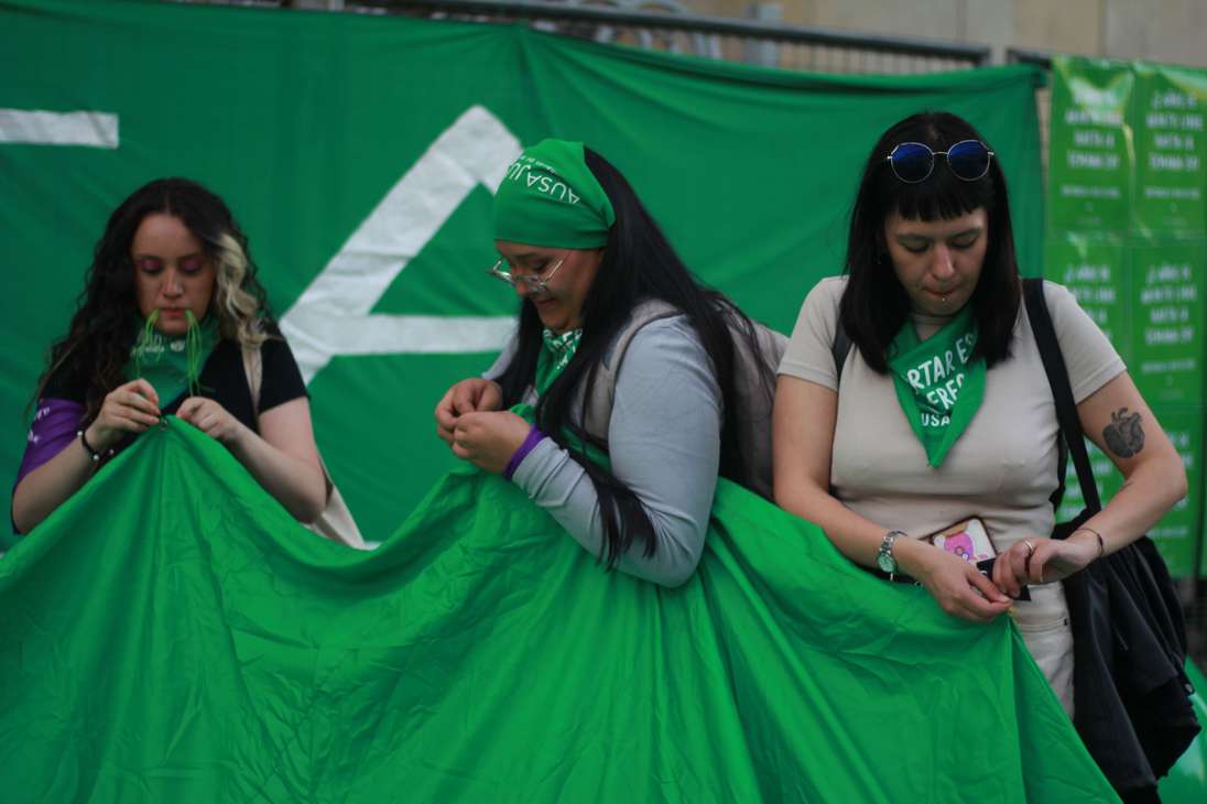 El gran momento del evento fue el levantamiento de un gran pañuelo verde de 20 metros.