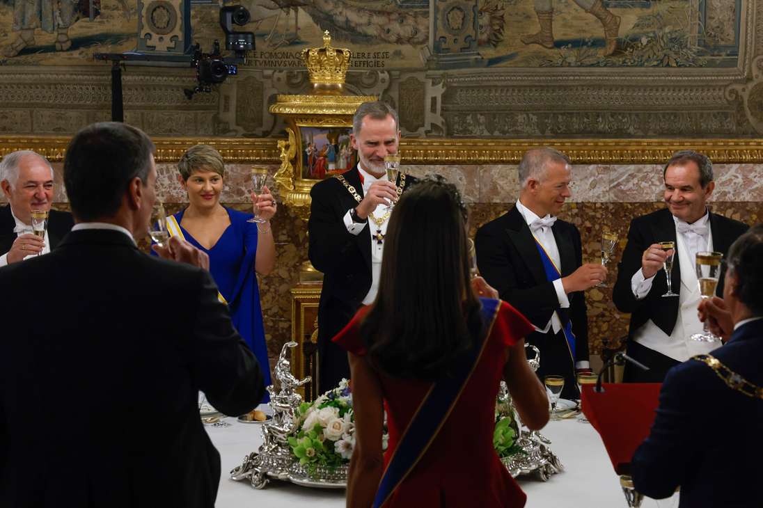 MADRID, 03/05/2023.- El rey Felipe VI (c) brinda durante la cena de gala que los monarcas españoles ofrecen al presidente de Colombia Gustavo Petro y su esposa Verónica Alcocer (2i), hoy miércoles en el Palacio Real, en Madrid. EFE/JUANJO MARTÍN  POOL