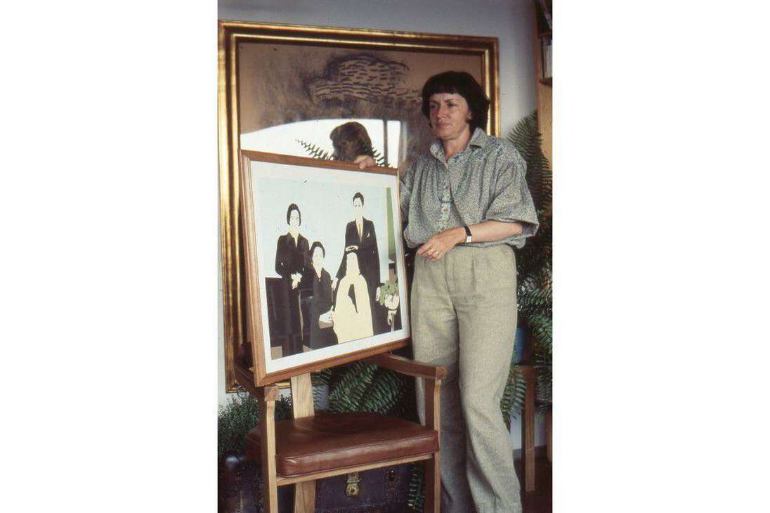 Beatriz González posa con una de sus obras. Enero 1979.