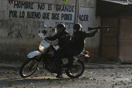 Militares venezolanos durante la operación para controlar la sublevación de 27 miembros de la Guardia Nacional Bolivariana en Cotiza, barrio de Caracas.  / AFP