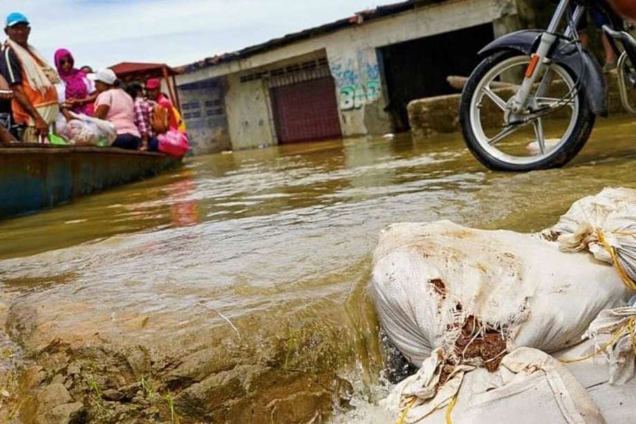 Calles y casas inundadas ha dejado las lluvias en Santa Marta. 