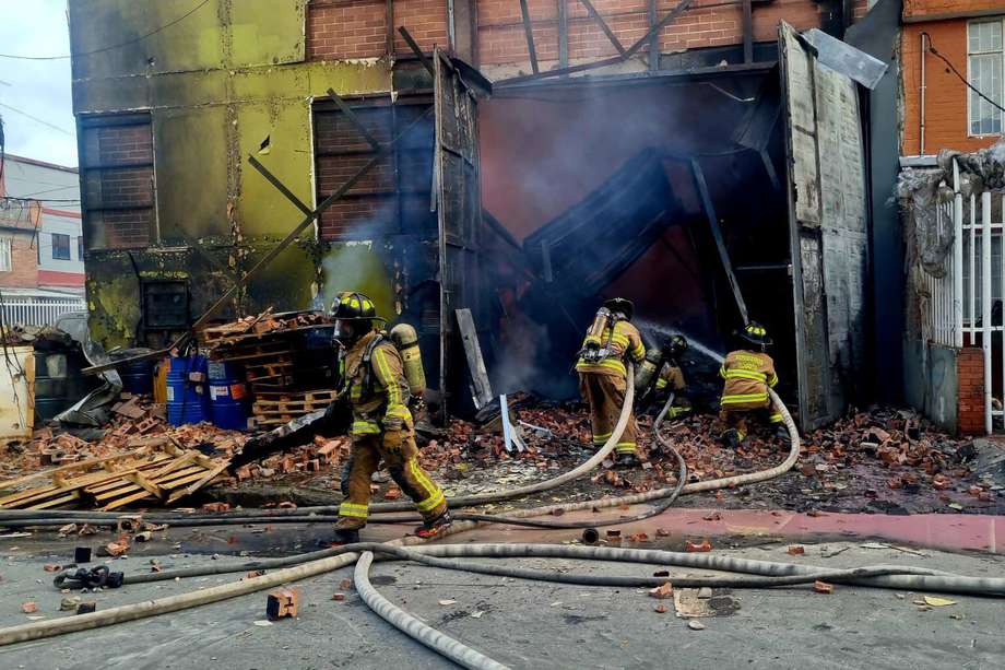 Kennedy: reportan incendio en fábrica de pinturas al sur de Bogotá.