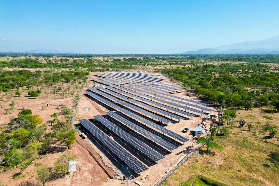 Colombia, según un estudio reciente de la Universidad de Santo Tomás, tiene un potencial solar diario de seis kilovatios por hora por metros cuadro, la cual es superior del promedio mundial de 3,7 kW/h (m²/da).