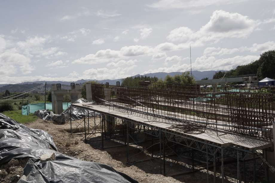 El proyecto “Conexión corredor ambiental Humedal Juan Amarillo” es un paso peatonal elevado de 1,2 km, que atraviesa el cuerpo de agua.