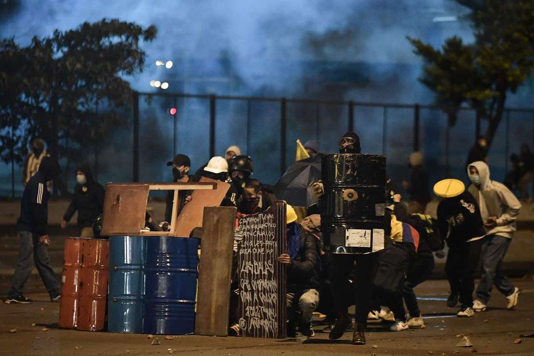 Algunos activistas, que trasmitían denunciaron que agentes del ESMAD disparaban granadas aturdidoras directamente a los manifestantes.