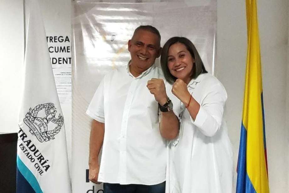Después de que la Colombia Humana le revocara el aval a Máximo Noriega (i), su esposa, Claudia Verónica Patio (d), se inscribió como candidata a la Gobernación del Atlántico, el 29 de julio de 2023.