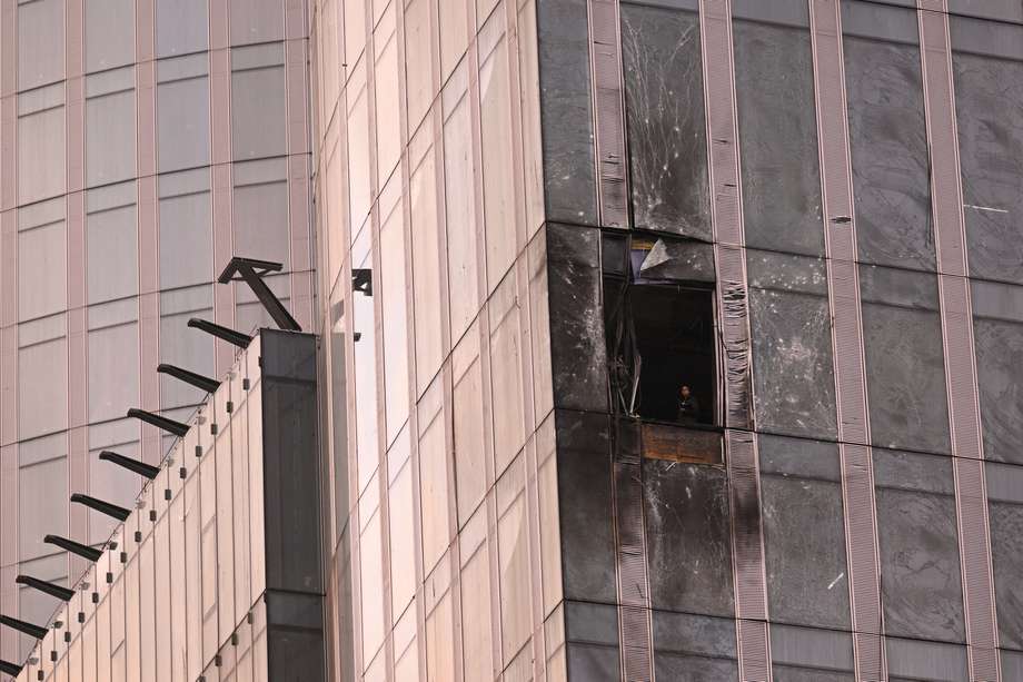 Una mujer inspecciona los daños sufridos por un edificio del Centro Internacional de Negocios de Moscú (Ciudad de Moscú) tras un ataque con drones en Moscú.