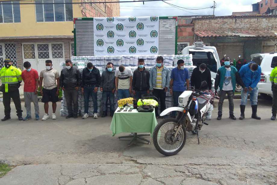 Uno de los reportes contra ‘Los Acolchados’ da cuenta del asalto a un tractocamión que movilizaba varias toneladas de papel higiénico que iban a ser distribuidas en almacenes de cadena de Bogotá.