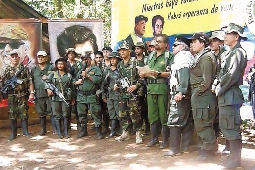 “Iván Márquez” junto a un grupo de 17 disidentes de las Farc en el video difundido ayer, donde anunció el regreso a las armas. / EFE