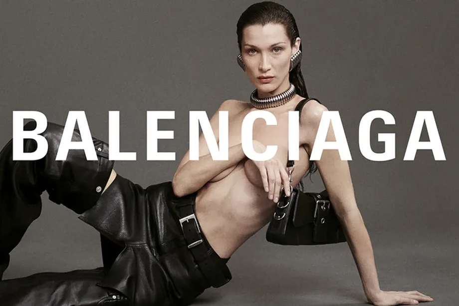 Desde el lanzamiento de sus crocs con tacón y sus tenis 'desgastados', la marca Balenciaga no ha dejado de sorprender con sus diseños poco comúnes.