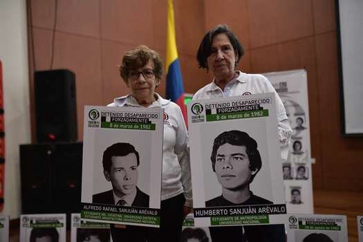 Durante la ceremonia, Yolanda y Teresa Sanjuán Arévalo cargaron fotos de Alfredo y Humberto, sus hermanos desaparecidos.