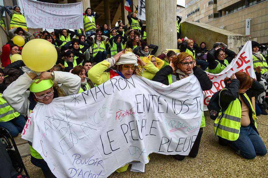 Mujeres del movimiento "Chalecos amarillos" protestan frente a la corte. / AFP