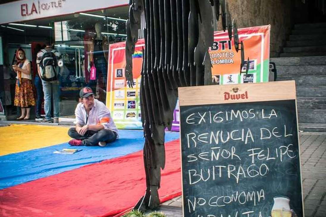 Antes de entrar en huelga de hambre, el escultor realizó un acto simbólico a la memoria de Dylan Cruz.