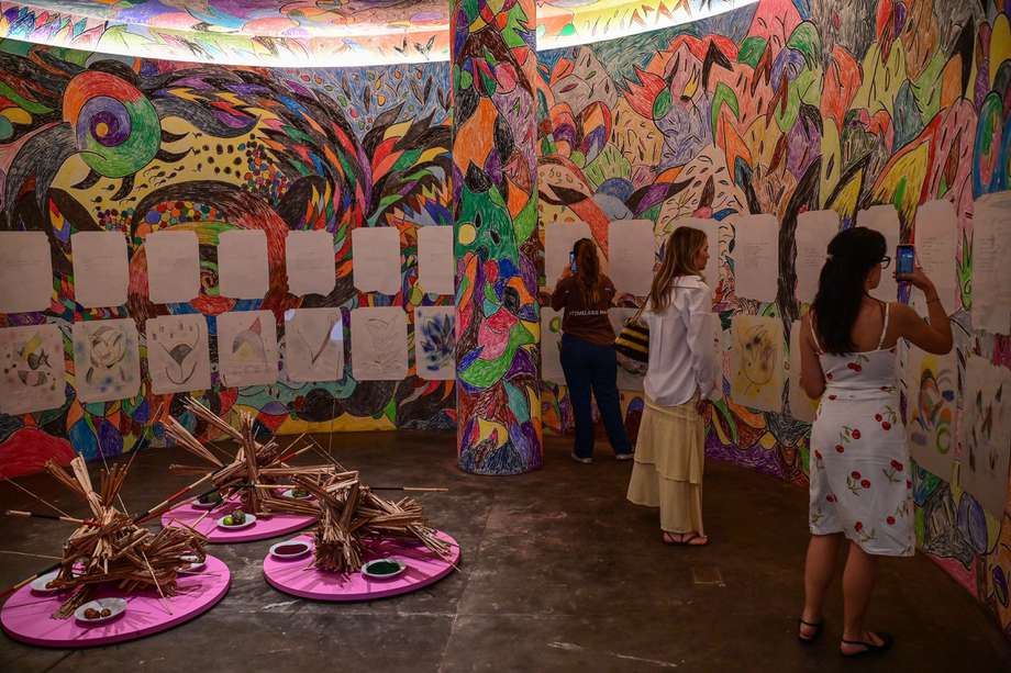 Visitantes observan una obra del artista brasileño Tadaskia expuesta en la 35ª Bienal de Sao Paulo, Brasil, el 4 de septiembre de 2023.