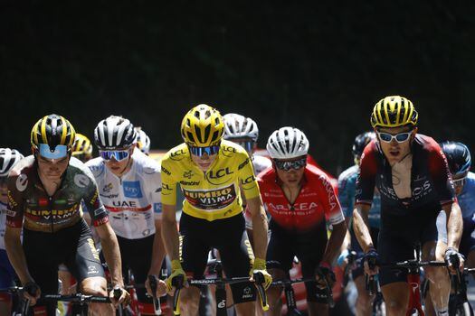 Nairo Quintana (segundo de derecha a izquierda), en el pelotón del Tour de Francia 2022. 
