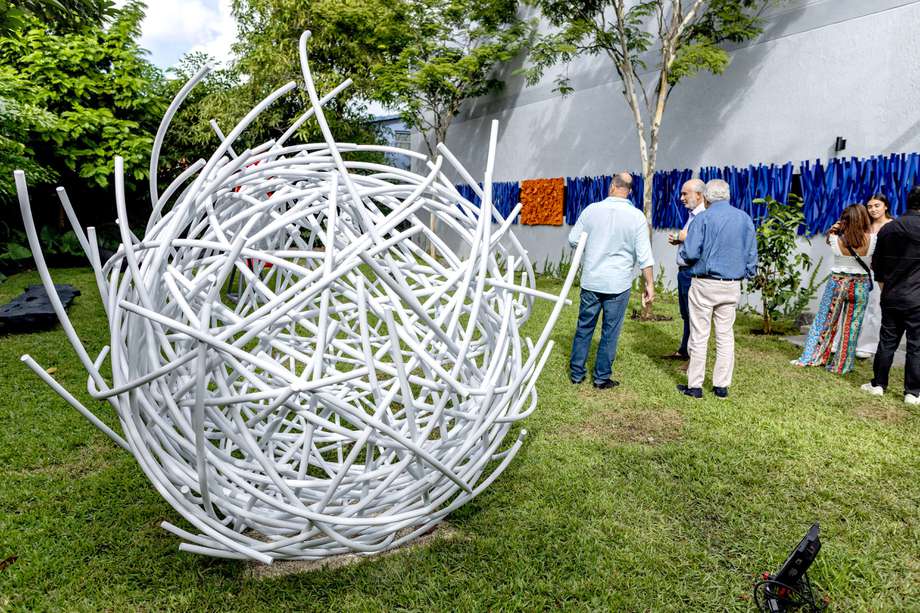 Los visitantes observan la pieza 'Random Intersections II' del artista colombiano Ricardo Cárdenas, durante la inauguración de la Galería la Cometa en Miami, Florida, EE.UU. Varias exposiciones y galerías se inauguran durante las muestras de Art Basel Miami y Miami Art Week en Miami.