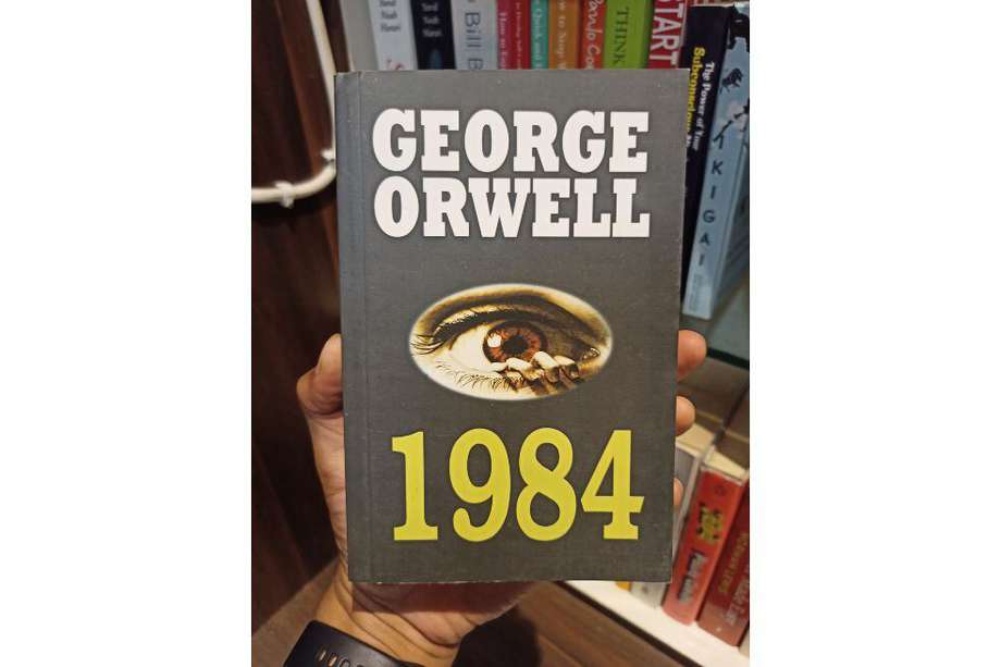 1984 fue escrito por George Orwell fue publicada en 1949 y ha sido censurado en diferentes momentos desde entonces.
