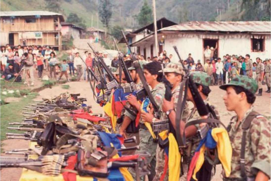 Proceso de entrega de las armas de la guerrilla del M-19 a la Internacional Socialista.