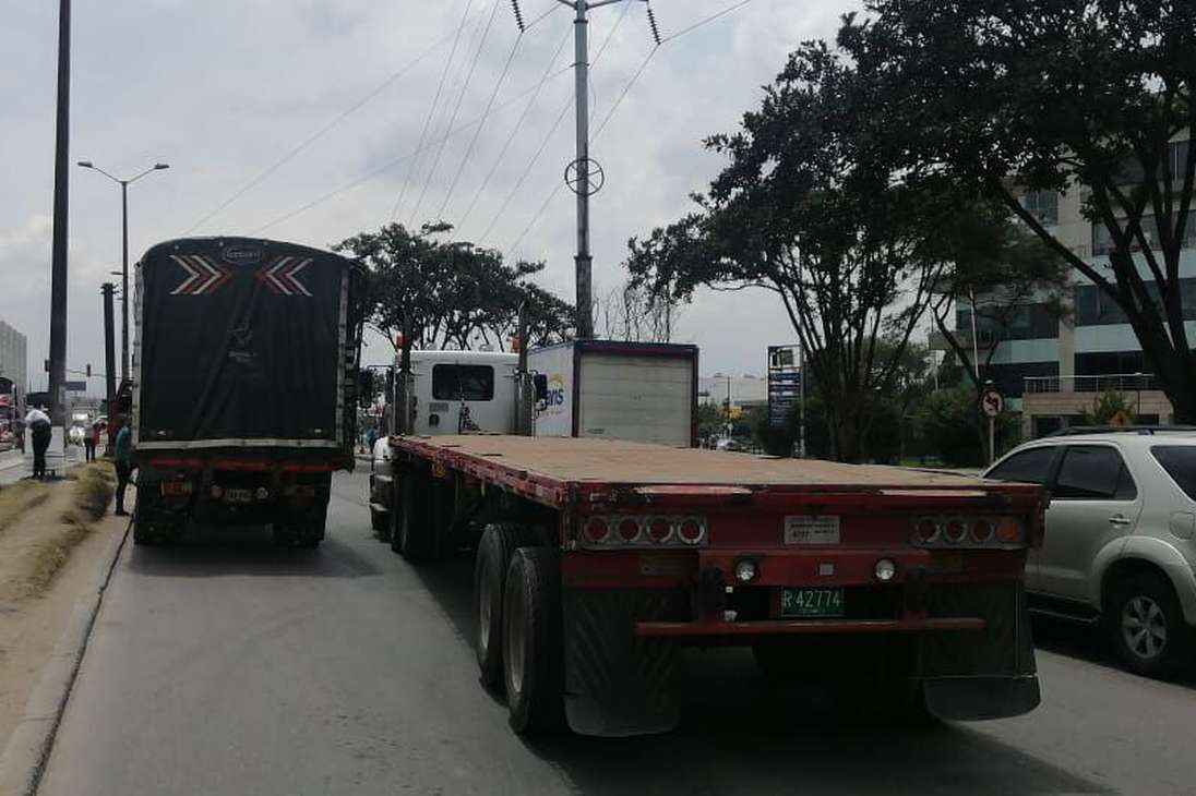 Secretaría de Movilidad registró 14 vehículos de carga varados. Nueve tractocamiones y cinco camiones.