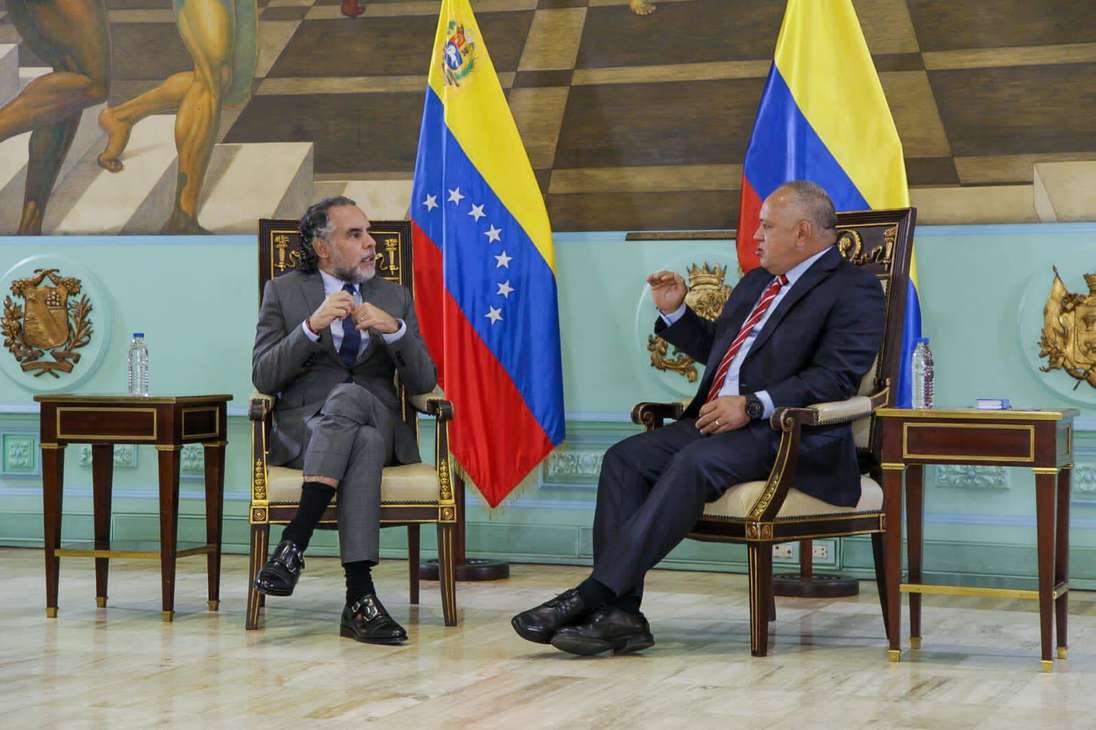 El embajador Benedetti reunido con el número dos del chavismo, Diosdado Cabello.