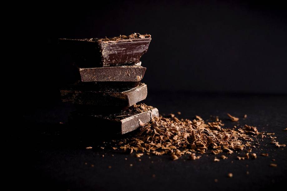 El cacao tiene Vitamina A y B, magnesio, calcio, potasio, fósforo, hierro y cobre, todos hacen en su conjunto que las plantas puedan crecer.