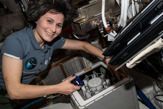 La italiana posee el récord de mayor duración en el espacio en una misión para una mujer, con un total de 199 días en órbita. También fue la primera astronauta europea en realizar una caminata espacial. 