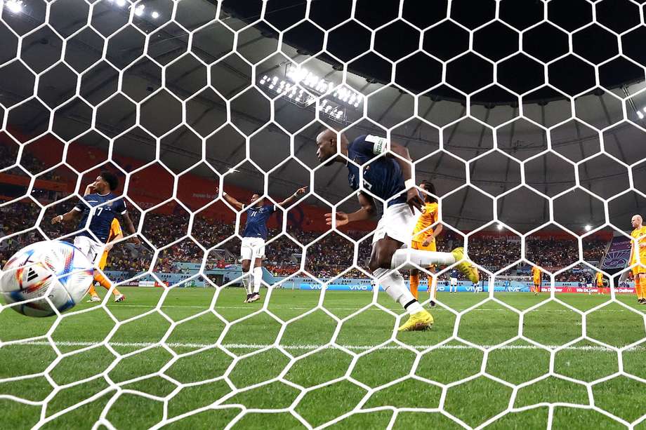 Momento en el que Enner Valencia anota el gol del empate contra Países Bajos.