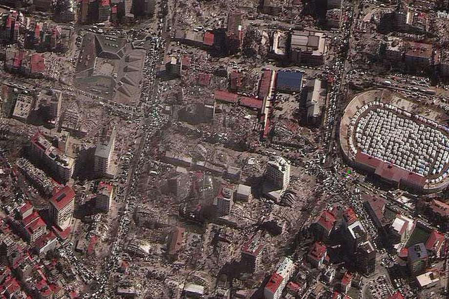 Esta imagen satelital, cedida por Maxar Technologies, muestra algunos edificios destruidos y unos refugios de emergencia situados en un estadio en Kahramanmaras, Turquía, el 8 de febrero de 2023, después de que un terremoto de magnitud 7,8 sacudiera la región.