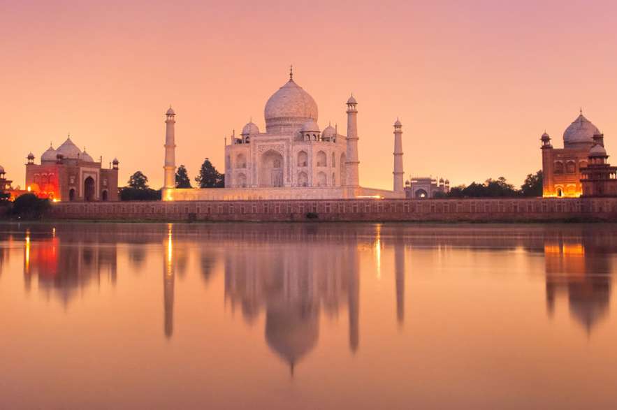 2. Taj Mahal, cuando el crepúsculo es una historia de amor: el mausoleo del Taj Mahal, considerado como una de las Siete Maravillas del Mundo Moderno, se encuentra en las inmediaciones de la ciudad de Agra. Sin embargo, lo más curioso de este monumento es su historia de amor. La leyenda cuenta que el emperador Sha Jahan se enamoró perdidamente de una joven. El matrimonio fue feliz hasta que, un fatídico día, la mujer falleció en el parto de su decimocuarto hijo.

El desenlace de la historia es toda una declaración de amor pues, en honor a su esposa fallecida, el emperador mandó construir el Taj Mahal. Actualmente, desde este mausoleo es imposible no percibir el romanticismo de su atardecer.