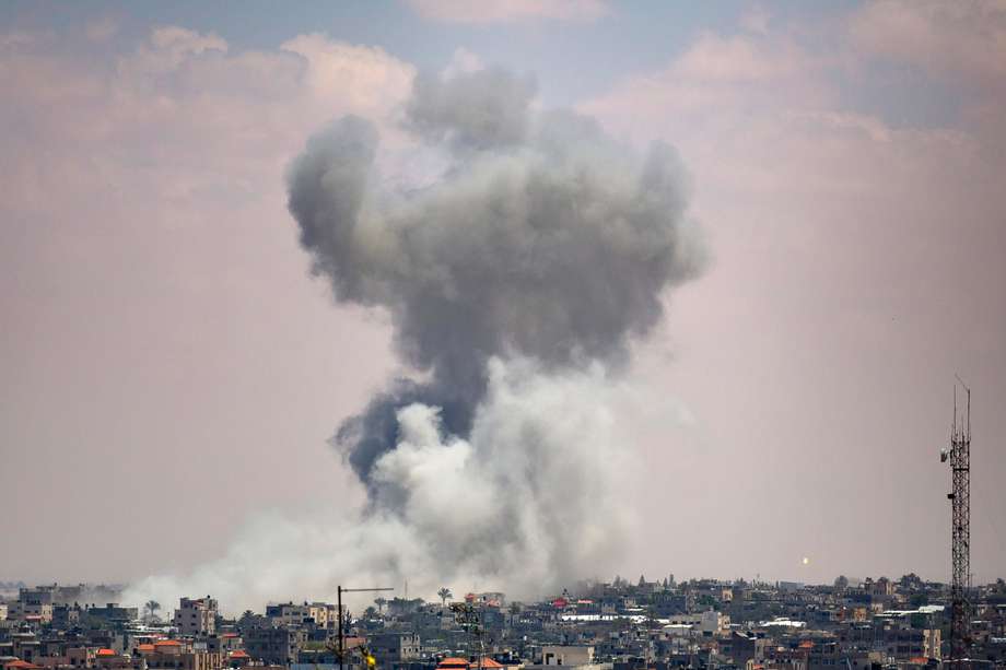 El humo se eleva después de un ataque aéreo israelí en Rafah, al sur de la Franja de Gaza. 